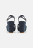 Tommy Hilfiger ESSENTIAL BASIC WEDGE High heeled sandals space blue ESSENTIAL BASIC WEDGE Босоножки на высоком каблуке космический синий