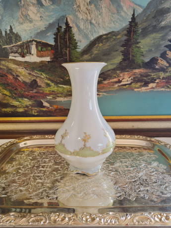 Ваза винтажная белая фарфоровая Lindner с цветочным декором и позолотой, 20 x 11 см, Германия, 1960-70гг.