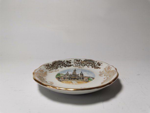 Limoges France Basilique Notre-Dame-du-Rosaire, Лимож Коллекционное блюдце в золоте "Базилика Святого Розария в Лурде", лиможский фарфор, 9,5 см, Франция 1960г.