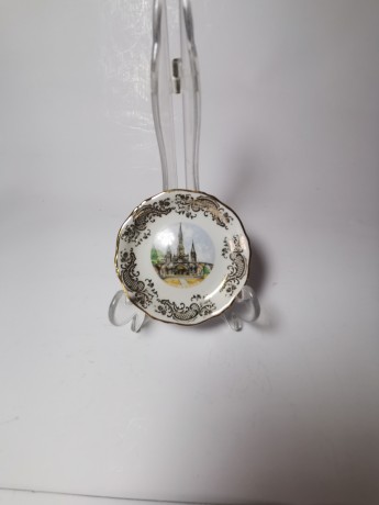 Limoges France Basilique Notre-Dame-du-Rosaire, Лимож Коллекционное блюдце в золоте "Базилика Святого Розария в Лурде", лиможский фарфор, 9,5 см, Франция 1960г.