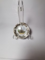 Limoges France Basilique Notre-Dame-du-Rosaire, Лимож Коллекционное блюдце в золоте &quot;Базилика Святого Розария в Лурде&quot;, лиможский фарфор, 9,5 см, Франция 1960г.