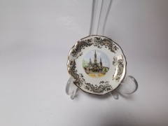 Limoges France Basilique Notre-Dame-du-Rosaire, Лимож Коллекционное блюдце в золоте &quot;Базилика Святого Розария в Лурде&quot;, лиможский фарфор, 9,5 см, Франция 1960г.