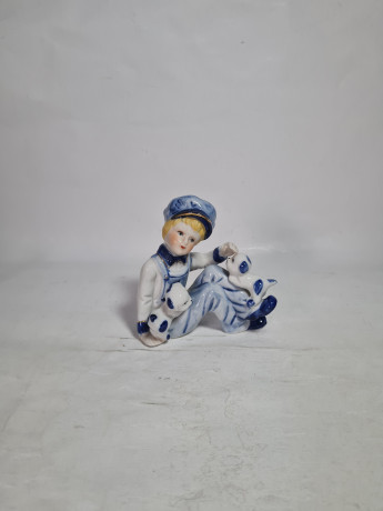Статуэтка винтажная в стиле Рококо "Парень собачками". фарфор, 11 см, Германия, 1970-80гг.