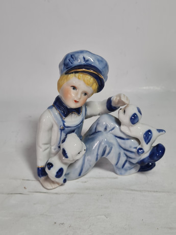 Статуэтка винтажная в стиле Рококо "Парень собачками". фарфор, 11 см, Германия, 1970-80гг.