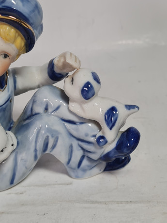 Статуэтка винтажная в стиле Рококо "Парень собачками". фарфор, 11 см, Германия, 1970-80гг.