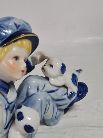 Статуэтка винтажная в стиле Рококо "Парень собачками". фарфор, 11 см, Германия, 1970-80гг.