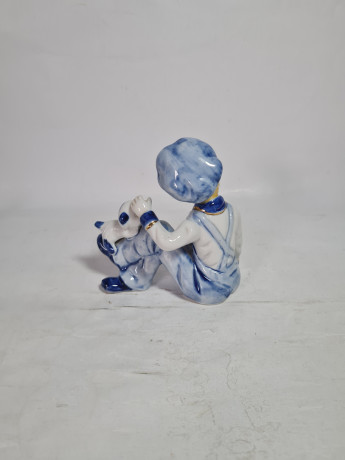 Статуэтка винтажная в стиле Рококо "Парень собачками". фарфор, 11 см, Германия, 1970-80гг.