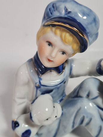 Статуэтка винтажная в стиле Рококо "Парень собачками". фарфор, 11 см, Германия, 1970-80гг.
