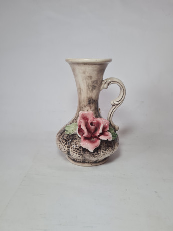 Capodimonte Italy Бело-черная фарфоровая ваза с цветочным фактурным декором "Красная роза", 19,5 x 13 см, Италия, 1960-70гг.