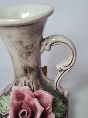 Capodimonte Italy Бело-черная фарфоровая ваза с цветочным фактурным декором "Красная роза", 19,5 x 13 см, Италия, 1960-70гг.