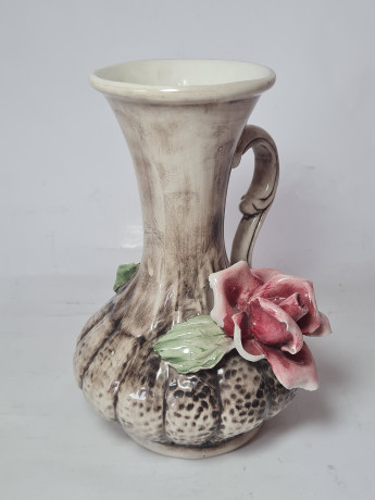 Capodimonte Italy Бело-черная фарфоровая ваза с цветочным фактурным декором "Красная роза", 19,5 x 13 см, Италия, 1960-70гг.