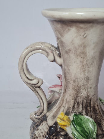 Capodimonte Italy Бело-черная фарфоровая ваза с цветочным фактурным декором "Красная роза", 19,5 x 13 см, Италия, 1960-70гг.