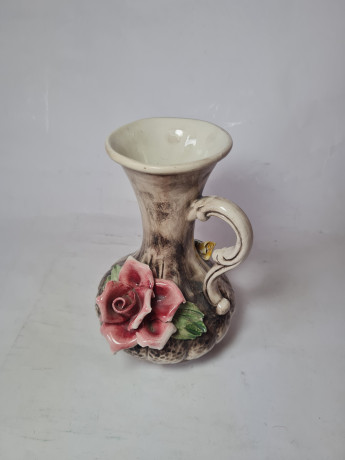 Capodimonte Italy Бело-черная фарфоровая ваза с цветочным фактурным декором "Красная роза", 19,5 x 13 см, Италия, 1960-70гг.