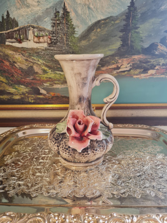 Capodimonte Italy Бело-черная фарфоровая ваза с цветочным фактурным декором "Красная роза", 19,5 x 13 см, Италия, 1960-70гг.