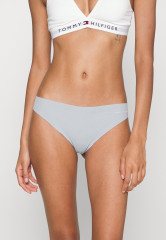 Tommy Hilfiger THONG 3 PACK Thong hot magenta/breezy blue/desert sky НАБОР 3 КОМПЛЕКТА ТРЕНАЖЕЙ Стринги горячий пурпурный / свежий синий / небо пустыни