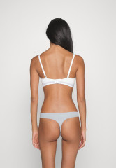 Tommy Hilfiger THONG 3 PACK Thong hot magenta/breezy blue/desert sky НАБОР 3 КОМПЛЕКТА ТРЕНАЖЕЙ Стринги горячий пурпурный / свежий синий / небо пустыни