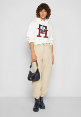 Tommy Hilfiger LARGE MONOGRAM TH Hoodie ecru БОЛЬШАЯ МОНОГРАММА TH Толстовка с капюшоном экрю