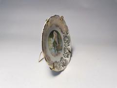 Блюдце винтажное коллекционное Limoges France &quot;Явление Богоматери Лурдской&quot;, фарфор, позолоченный держатель, 9 см, Франция, 1960 год