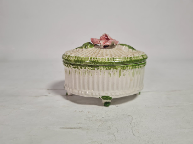 Шкатулка винтажная с розой на крышке, на ножках, керамика, 8 см, Италия, 1970-80гг.