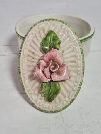 Шкатулка винтажная с розой на крышке, на ножках, керамика, 8 см, Италия, 1970-80гг.