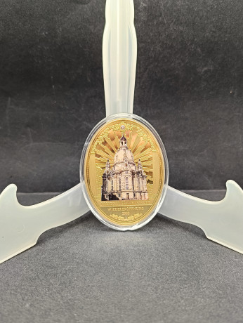 Медальон сувенирный винтажный "Фрауэнкирхе в Дрездене", позолота, 7 х 9 см, Германия, 2005 год.