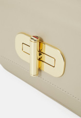 Tommy Hilfiger TURNLOCK JOURNEE MONO Handbag light sandalwood TURNLOCK JOURNEE MONO Сумка светлое сандаловое дерево