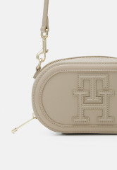 Tommy Hilfiger TIMELESS CAMERA BAG DEBOSS Across body bag beige TIMELESS CAMERA BAG DEBOSS Сумка через плечо бежевый