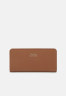 Tommy Hilfiger CASUAL CHIC LARGE WALLET Wallet cognac БОЛЬШОЙ КОШЕЛЕК CASUAL CHIC Бумажник коньяк