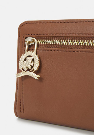 Tommy Hilfiger CASUAL CHIC LARGE WALLET Wallet cognac БОЛЬШОЙ КОШЕЛЕК CASUAL CHIC Бумажник коньяк