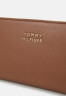 Tommy Hilfiger CASUAL CHIC LARGE WALLET Wallet cognac БОЛЬШОЙ КОШЕЛЕК CASUAL CHIC Бумажник коньяк