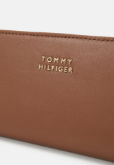 Tommy Hilfiger CASUAL CHIC LARGE WALLET Wallet cognac БОЛЬШОЙ КОШЕЛЕК CASUAL CHIC Бумажник коньяк