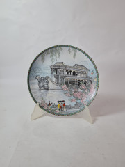 Художественная декоративная тарелка винтажная Imperial Jingdezhen Poreclain, Императорский фарфор, разноцветный декор "Набережная", в заводской коробке, 22 см, Китай, 1988г.