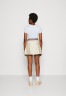 Tommy Hilfiger GLOBAL PLEATED SHORT SKIRT Mini skirt classic beige КОРОТКАЯ ЮБКА GLOBAL PLEATED Мини-юбка классический бежевый