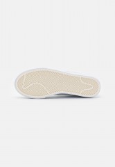 Nike Sportswear W BLAZER LOW PLATFORM ESS Sneaker low summit white/metallic silver/sail/white W BLAZER LOW PLATFORM ESS Низкие кроссовки женские вершина белый/серебристый металлик/парус/белый