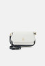 Tommy Hilfiger EMBLEM FLAP CROSSOVER Across body bag off-white EMBLEM FLAP CROSSOVER Сумка через плечо от белого