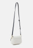 Tommy Hilfiger EMBLEM FLAP CROSSOVER Across body bag off-white EMBLEM FLAP CROSSOVER Сумка через плечо от белого