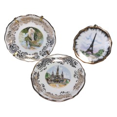 Limoges France, Лимож Набор Коллекционных блюдец в золоте &quot;Эйфелева башня&quot;, &quot;Базилика Святого Розария в Лурде&quot; и &quot;Явление Богоматери Лурдской&quot;, лиможский фарфор, позолоченный держатель, Франция 1960г.