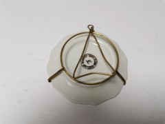 Limoges France, Лимож Набор Коллекционных блюдец в золоте &quot;Эйфелева башня&quot;, &quot;Базилика Святого Розария в Лурде&quot; и &quot;Явление Богоматери Лурдской&quot;, лиможский фарфор, позолоченный держатель, Франция 1960г.