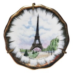 Limoges France, Лимож Набор Коллекционных блюдец в золоте &quot;Эйфелева башня&quot;, &quot;Базилика Святого Розария в Лурде&quot; и &quot;Явление Богоматери Лурдской&quot;, лиможский фарфор, позолоченный держатель, Франция 1960г.