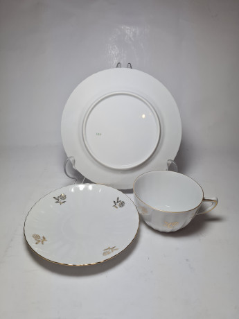 Im Stil von Schrinding Bavaria Чайное трио "Золотые цветы", белый фарфор с рельефным узором, Германия, 1960-70гг.