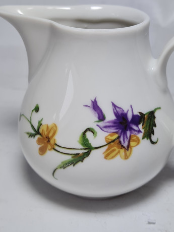 Hennenberg Porzellan Фарфоровый молочник "Желто-фиолетовые цветы", 7,5 x 10 см, Германия, 1960-70гг.
