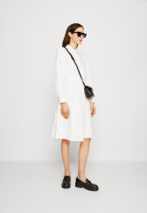 Tommy Hilfiger 1985 KNEE DRESS Shirt dress optic white 1985 ПЛАТЬЕ НА КОЛЕНАХ Платье-рубашка оптический белый