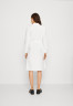 Tommy Hilfiger 1985 KNEE DRESS Shirt dress optic white 1985 ПЛАТЬЕ НА КОЛЕНАХ Платье-рубашка оптический белый