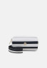 Tommy Hilfiger ICONIC TOMMY CAMERA BAG Across body bag breton stripes mix ICONIC TOMMY CAMERA BAG Сумка через плечо Сочетание бретонских полосок