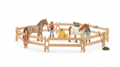 Schleich Horse Club 42567 Игровой набор "Уютный конный двор", ферма с лошадьми и аксессуарами, более 50 элементов, фигурки, конюшня, от 5 лет, Германия