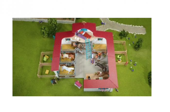 Schleich Horse Club 42567 Игровой набор "Уютный конный двор", ферма с лошадьми и аксессуарами, более 50 элементов, фигурки, конюшня, от 5 лет, Германия