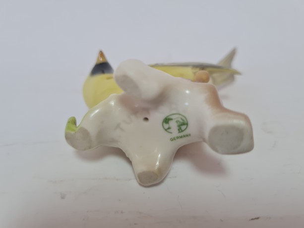 K. TUTTER Фигурка фарфоровая "Желтая птичка на ветке", 8смx7см, Германия, 1940-50гг.