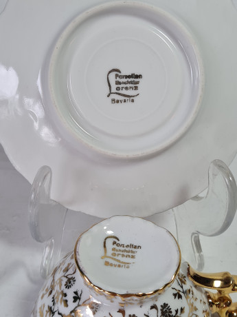 Кофейная пара Orenz Bavaria, белый фарфор с позолоченным цветочным узором и символом г. Штутгарт, 9 x 4,5 см / 11 см, Германия, 1960-70гг.