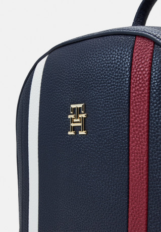Tommy Hilfiger EMBLEM BACKPACK Rucksack space blue РЮКЗАК "ЭМБЛЕМА" Рюкзак космический синий