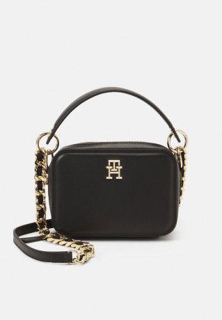 Tommy Hilfiger CHIC TRUNK Across body bag black CHIC TRUNK Сумка через плечо черный